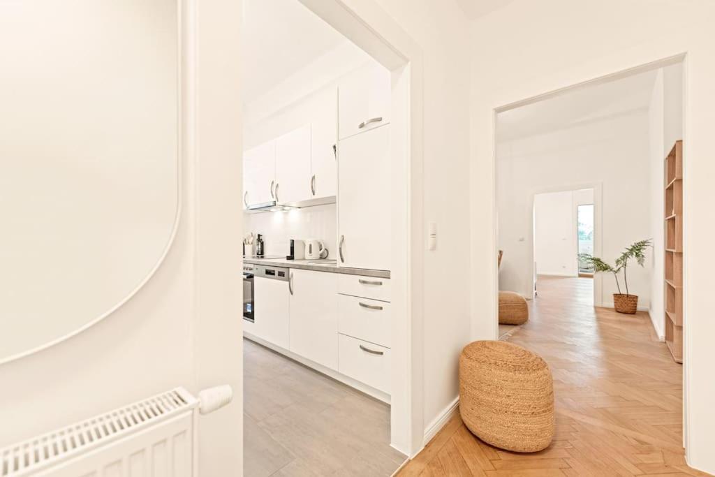 וינה Cozy Apartment In Quiet Location, Fast Train Station 100M Away, Contactless Check-In מראה חיצוני תמונה