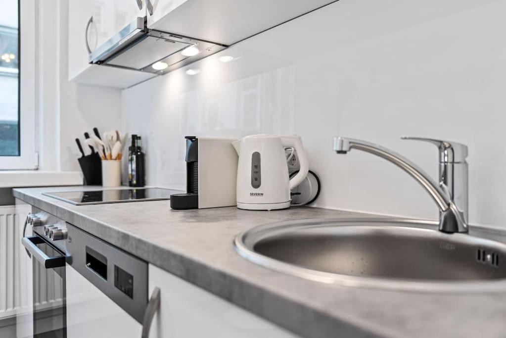 וינה Cozy Apartment In Quiet Location, Fast Train Station 100M Away, Contactless Check-In מראה חיצוני תמונה