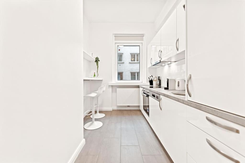 וינה Cozy Apartment In Quiet Location, Fast Train Station 100M Away, Contactless Check-In מראה חיצוני תמונה