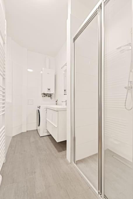וינה Cozy Apartment In Quiet Location, Fast Train Station 100M Away, Contactless Check-In מראה חיצוני תמונה