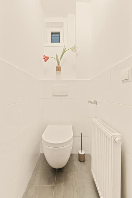 וינה Cozy Apartment In Quiet Location, Fast Train Station 100M Away, Contactless Check-In מראה חיצוני תמונה