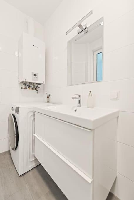וינה Cozy Apartment In Quiet Location, Fast Train Station 100M Away, Contactless Check-In מראה חיצוני תמונה