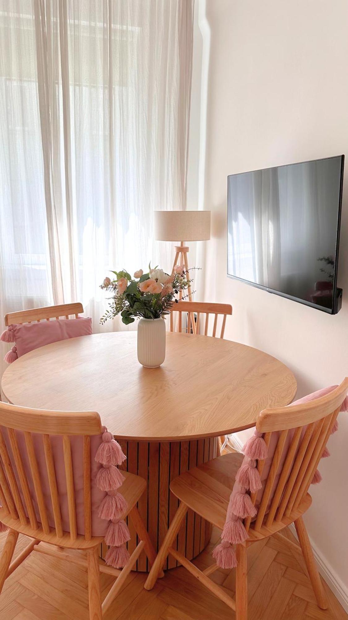 וינה Cozy Apartment In Quiet Location, Fast Train Station 100M Away, Contactless Check-In מראה חיצוני תמונה