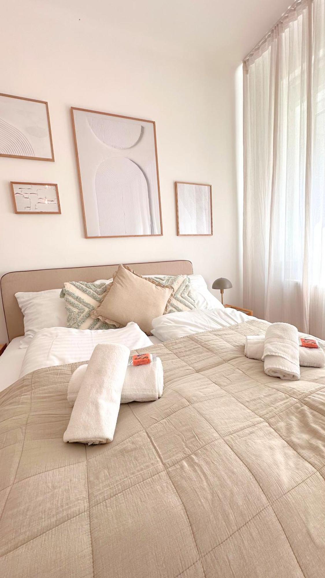 וינה Cozy Apartment In Quiet Location, Fast Train Station 100M Away, Contactless Check-In מראה חיצוני תמונה
