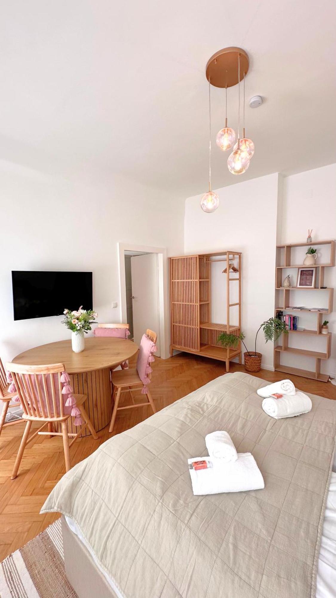 וינה Cozy Apartment In Quiet Location, Fast Train Station 100M Away, Contactless Check-In מראה חיצוני תמונה