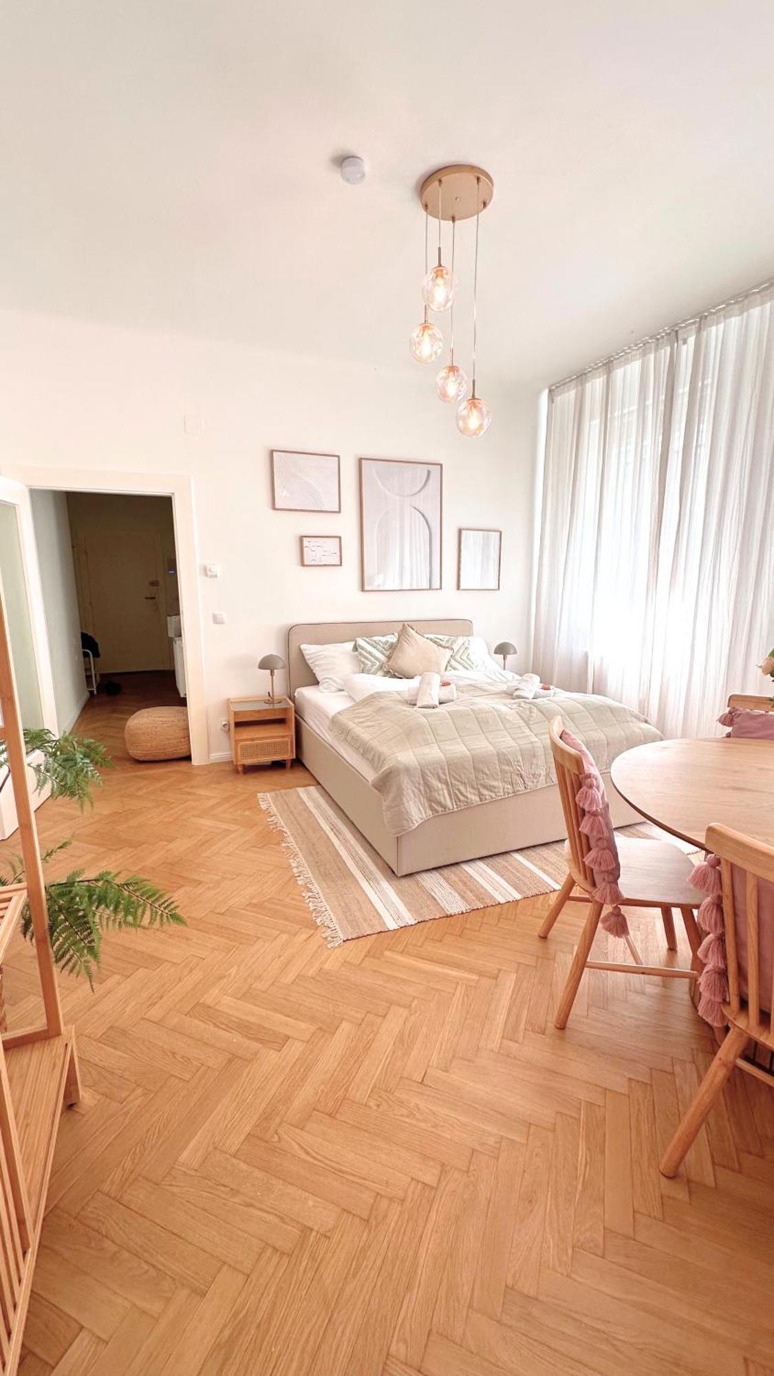 וינה Cozy Apartment In Quiet Location, Fast Train Station 100M Away, Contactless Check-In מראה חיצוני תמונה